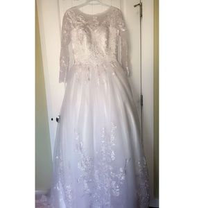 Selling this princess style wedding dress